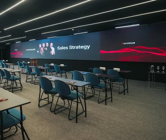 Auditório do Sales Village com painel de LED do Sales Club