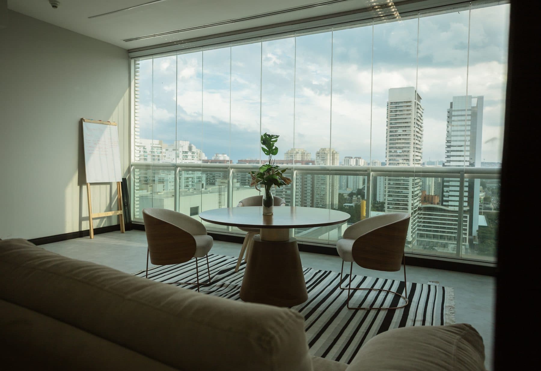 Lounge do Sales Village com vista panorâmica de São Paulo
