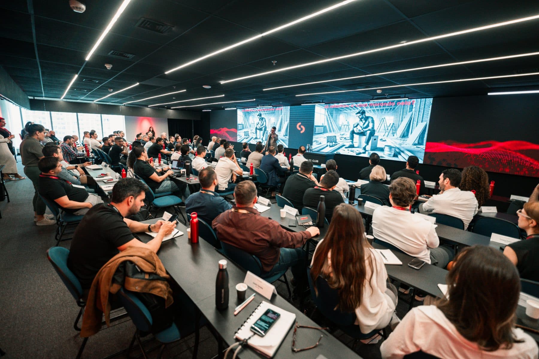 Plateia acompanhando apresentação nos telões de LED do Sales Village