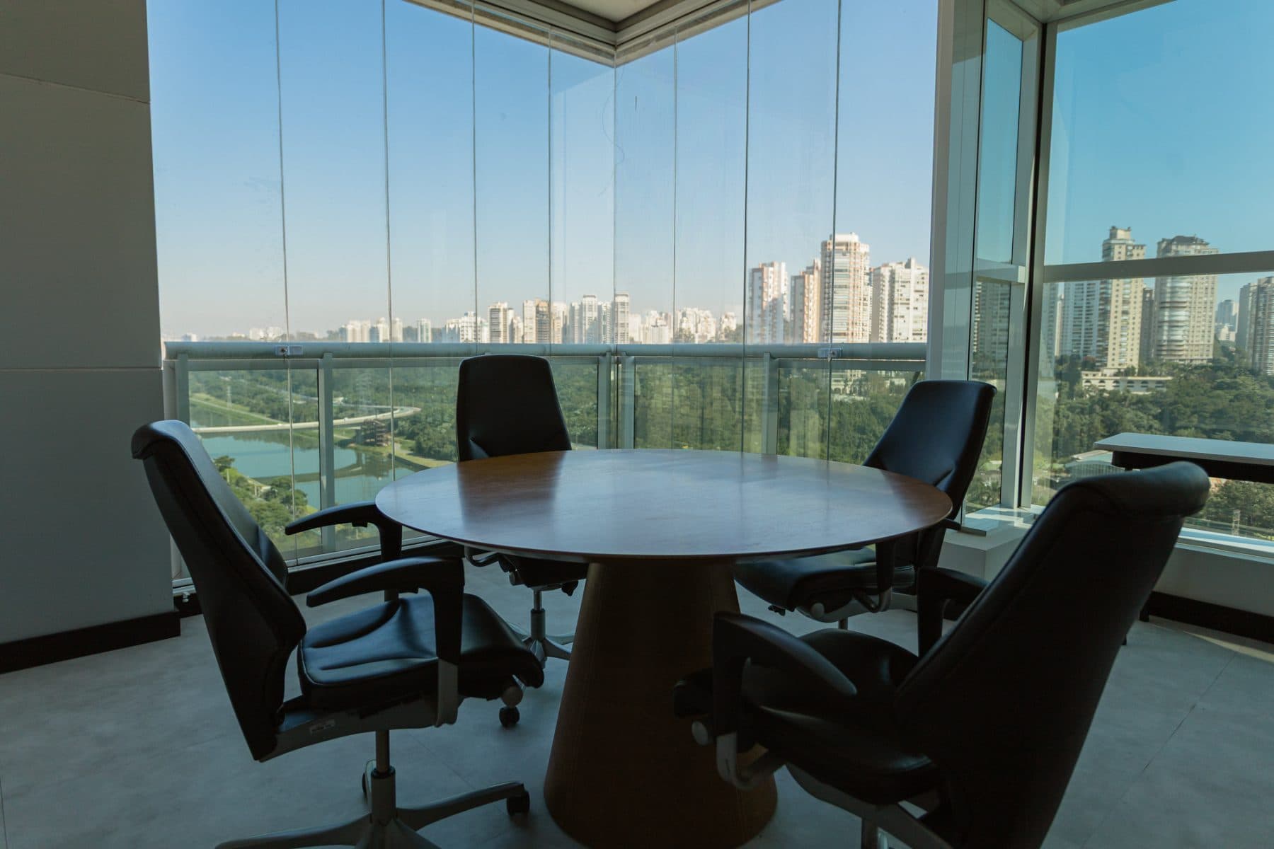 Sala de reunião executiva do Sales Village com vista panorâmica